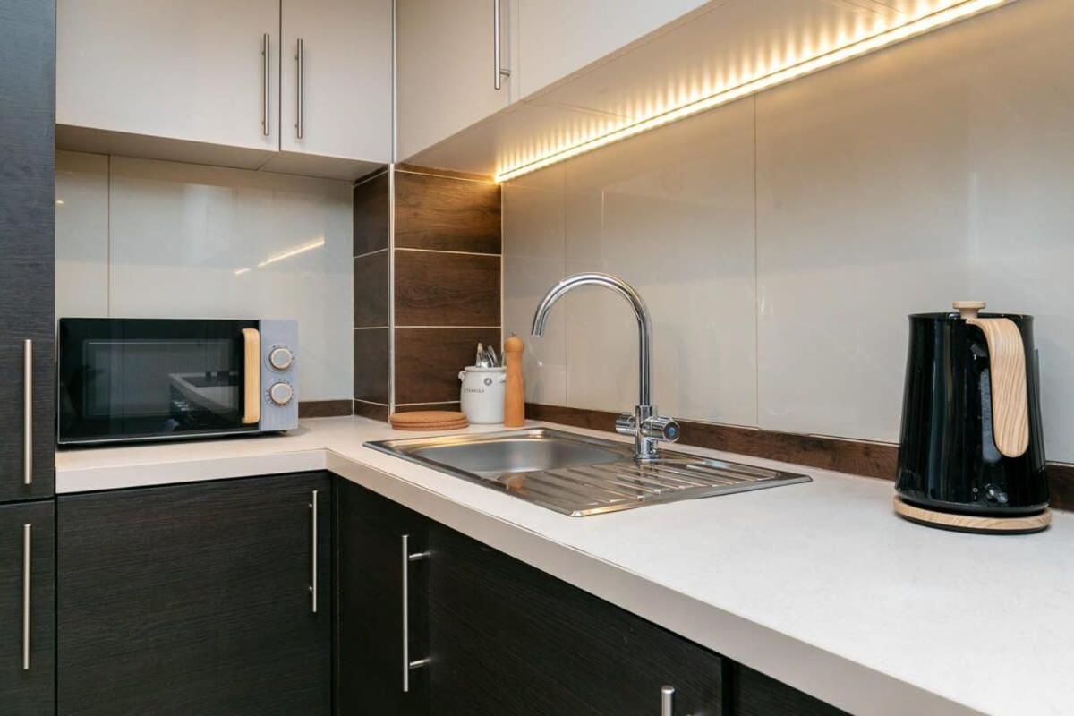 Modern 1 Bedroom Apartment In Woking Town Centre Экстерьер фото