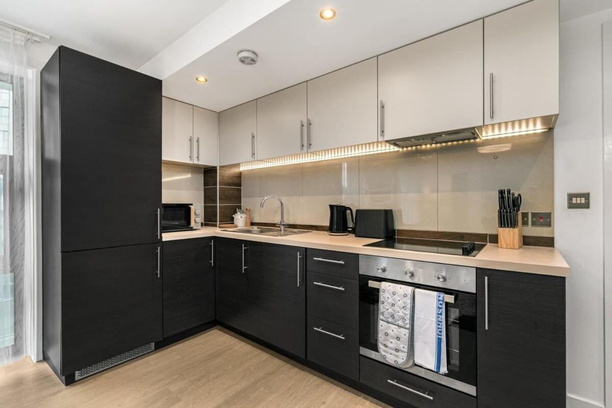 Modern 1 Bedroom Apartment In Woking Town Centre Экстерьер фото
